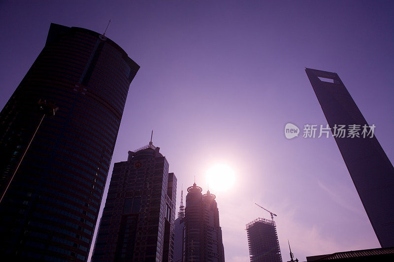 日出时分的办公楼天际线，右边是SWFC -上海环球金融中心。